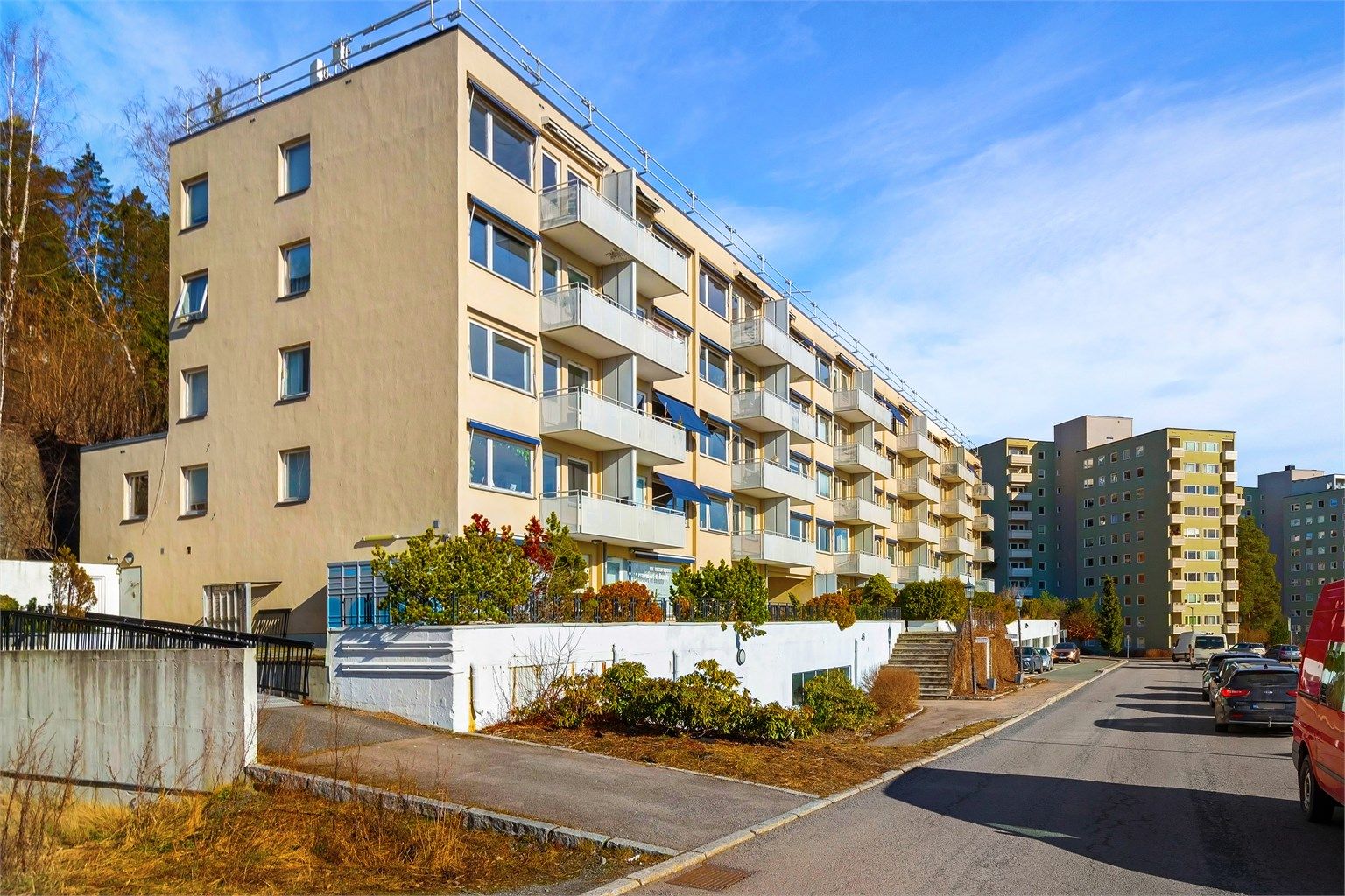 Det bygges felles takterrasse i aksjelaget (ferdig finansiert). Heisen i bygget ble fornyet i 2025. Det er muligheter for leie av garasjeplass i felles garasjeanlegg under bygget