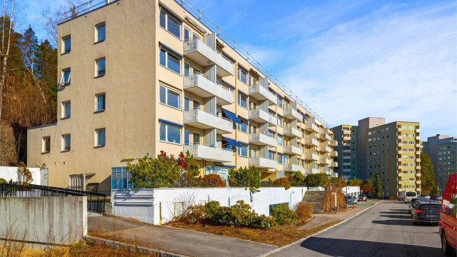 Det bygges felles takterrasse i aksjelaget (ferdig finansiert). Heisen i bygget ble fornyet i 2025. Det er muligheter for leie av garasjeplass i felles garasjeanlegg under bygget