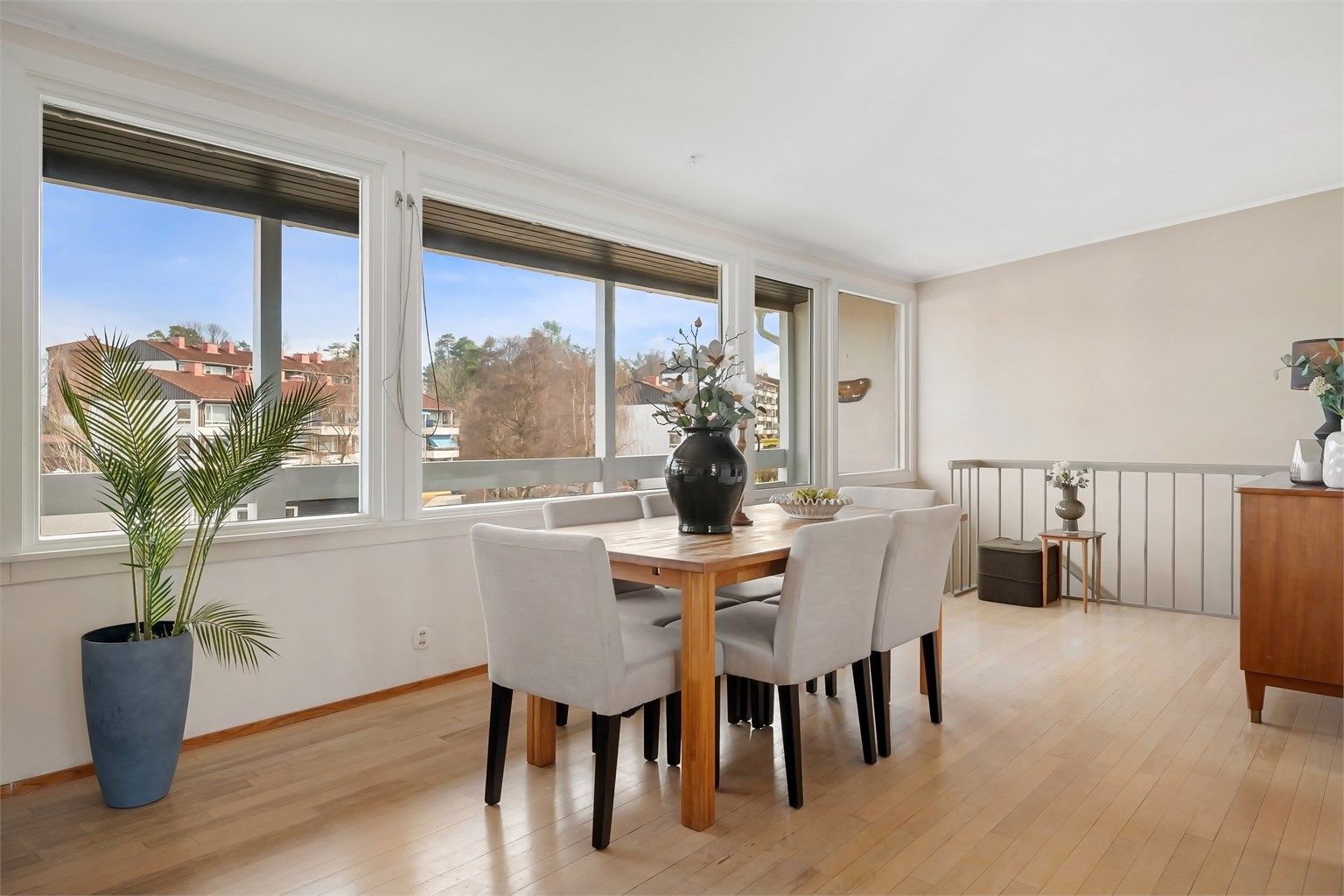 Det er god plass for spisebord mellom stuen og kjøkkenet