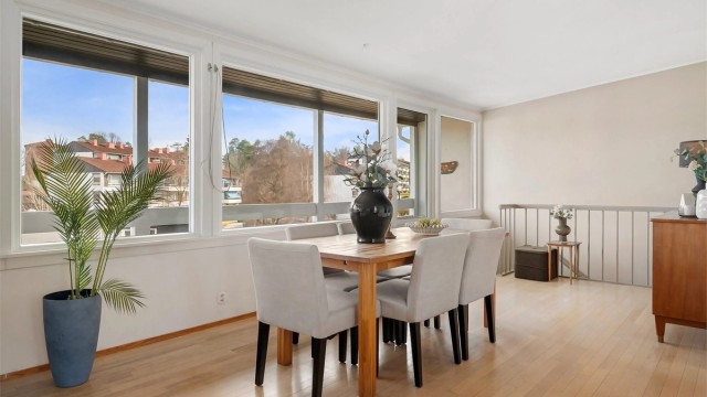 Det er god plass for spisebord mellom stuen og kjøkkenet