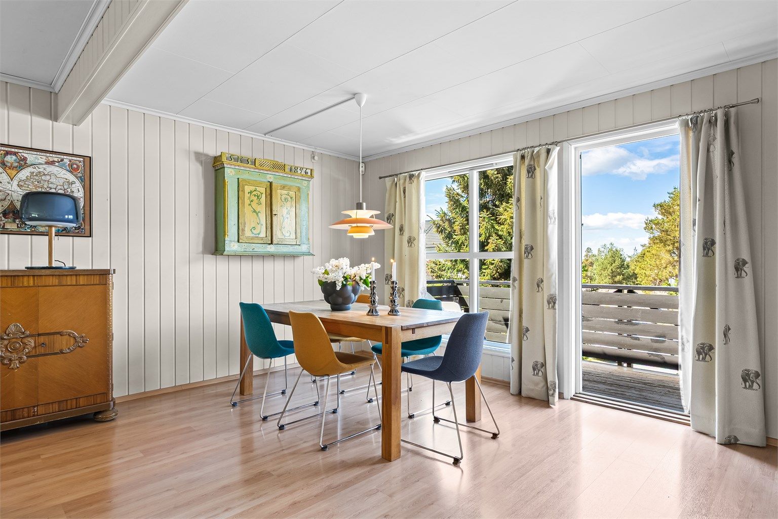 Spisestue - plass til langbord hvor gjester kan inviteres til hyggelig selskap - videre utgang til balkong