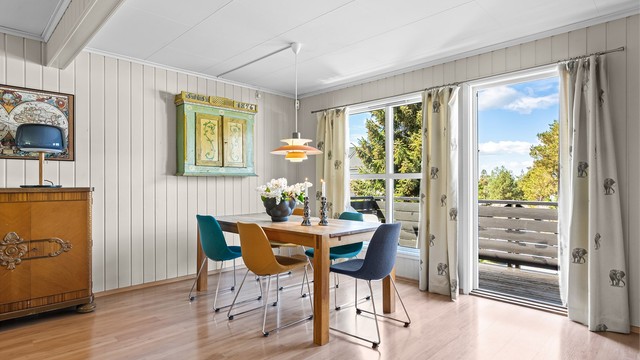 Spisestue - plass til langbord hvor gjester kan inviteres til hyggelig selskap - videre utgang til balkong