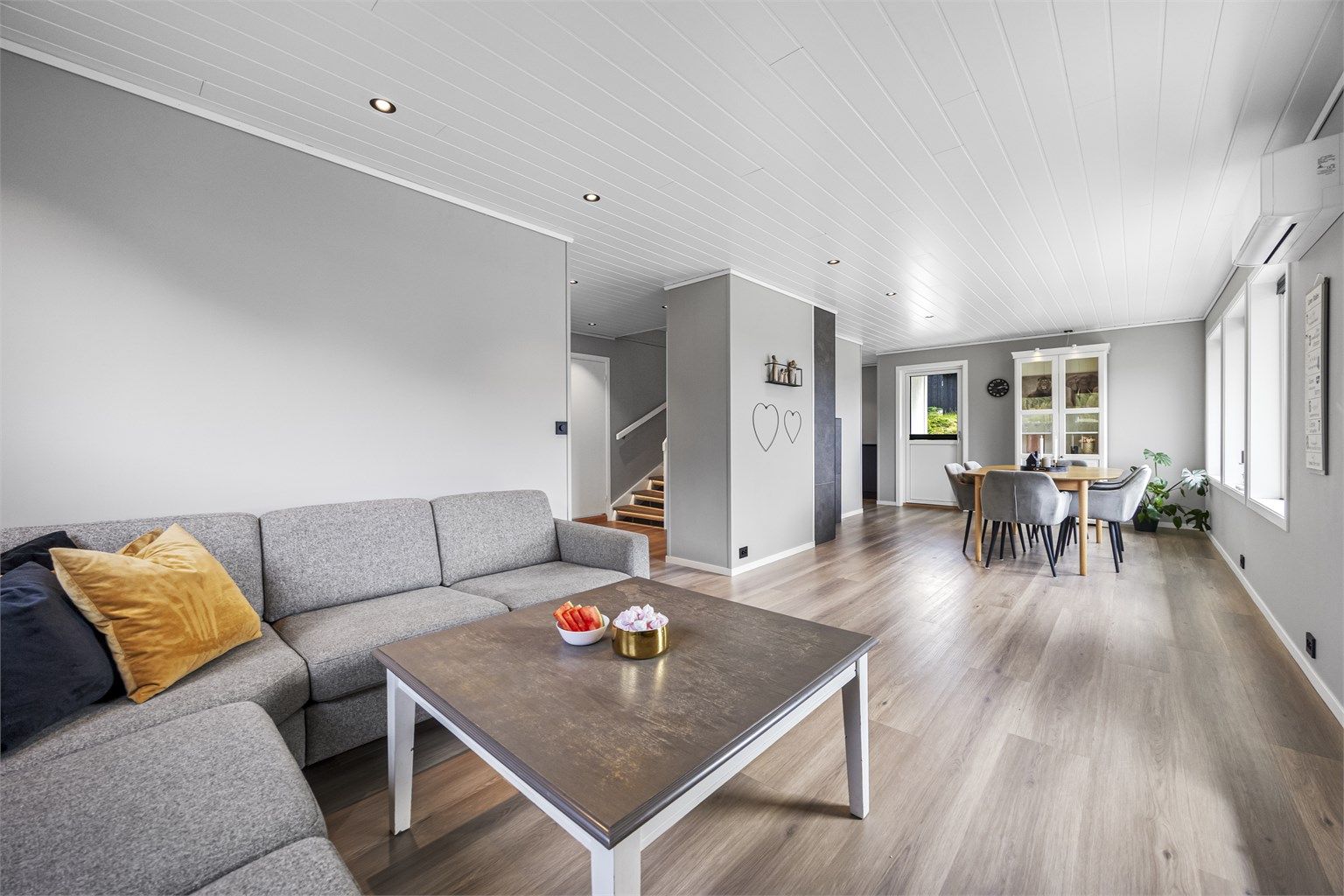 Stue og spisestue i åpen løsning gir en luftig romfølelse og har plass til både sofagruppe og langbord.