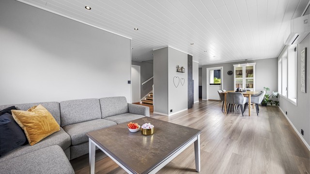 Stue og spisestue i åpen løsning gir en luftig romfølelse og har plass til både sofagruppe og langbord.