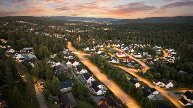 Fra eiendommen er det gangavstand til skoler, barnehager og bussholdeplass.