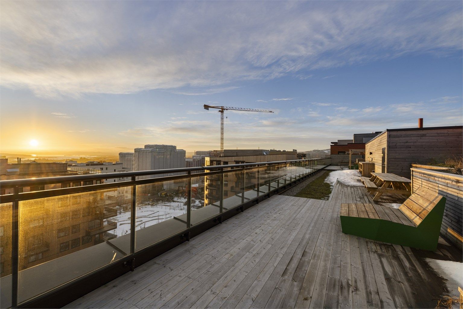 Borettslaget har også en felles takterrasse med sittegrupper samt upåklagelige sol- og utsiktsforhold!