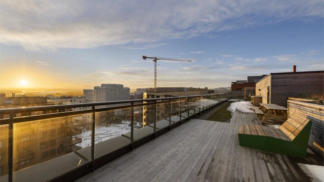 Borettslaget har også en felles takterrasse med sittegrupper samt upåklagelige sol- og utsiktsforhold!