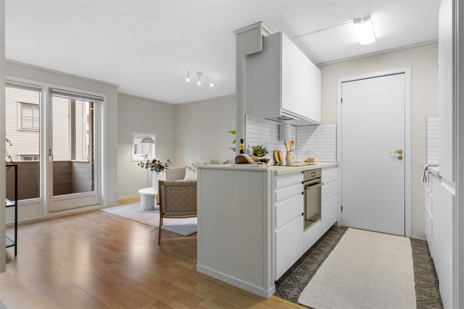 Praktisk bod skjult bak døren gir ekstra oppbevaringsmuligheter og bidrar til et ryddig uttrykk.