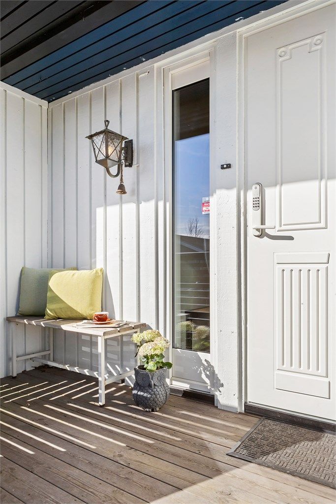 Hyggelig overbygget inngangsparti.