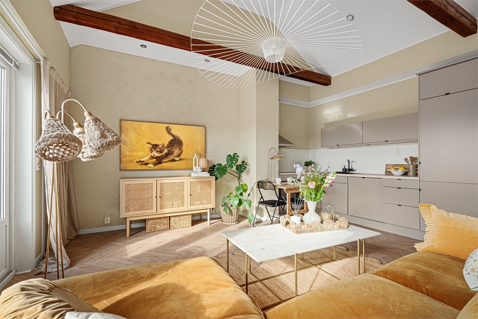 Åpen stue-kjøkkenløsning med svært god takhøyde på ca 2,8m. Fine farge kombinasjoner som harmonerer godt med hverandre.