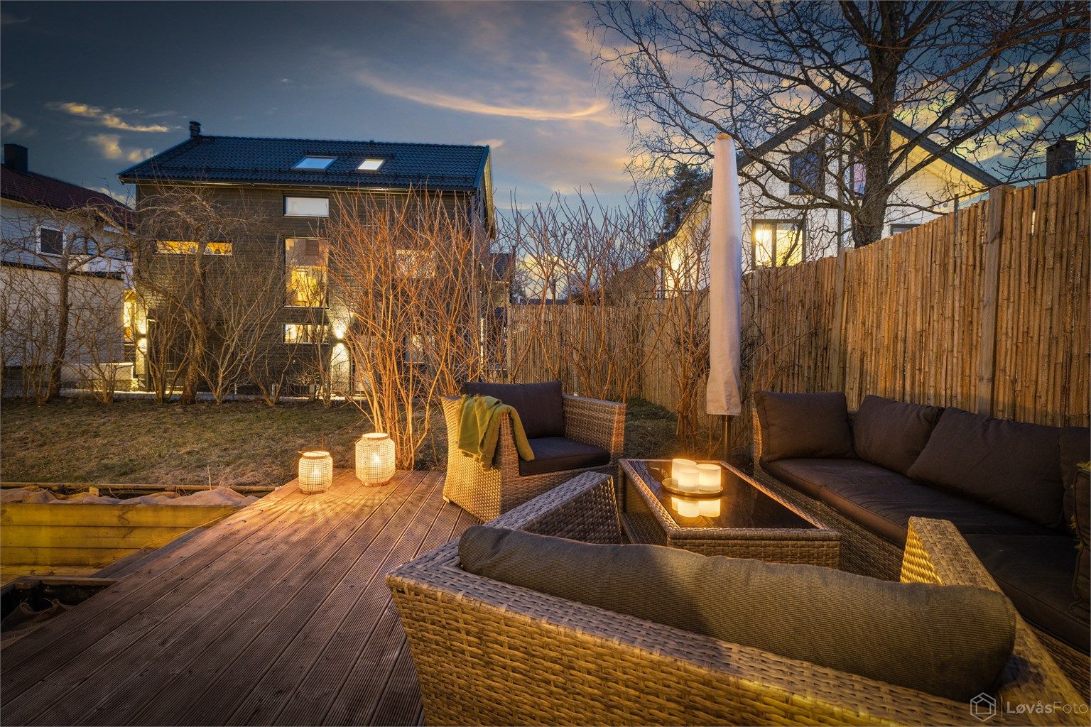 Stemningsfull belysning på uteplassen.