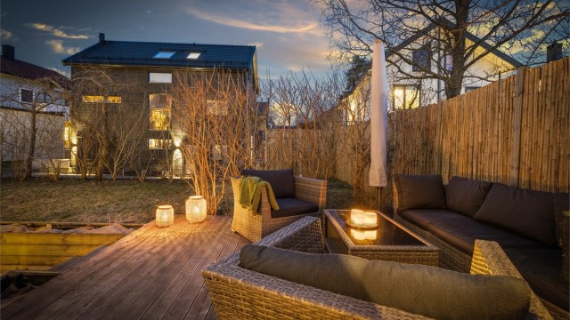 Stemningsfull belysning på uteplassen.