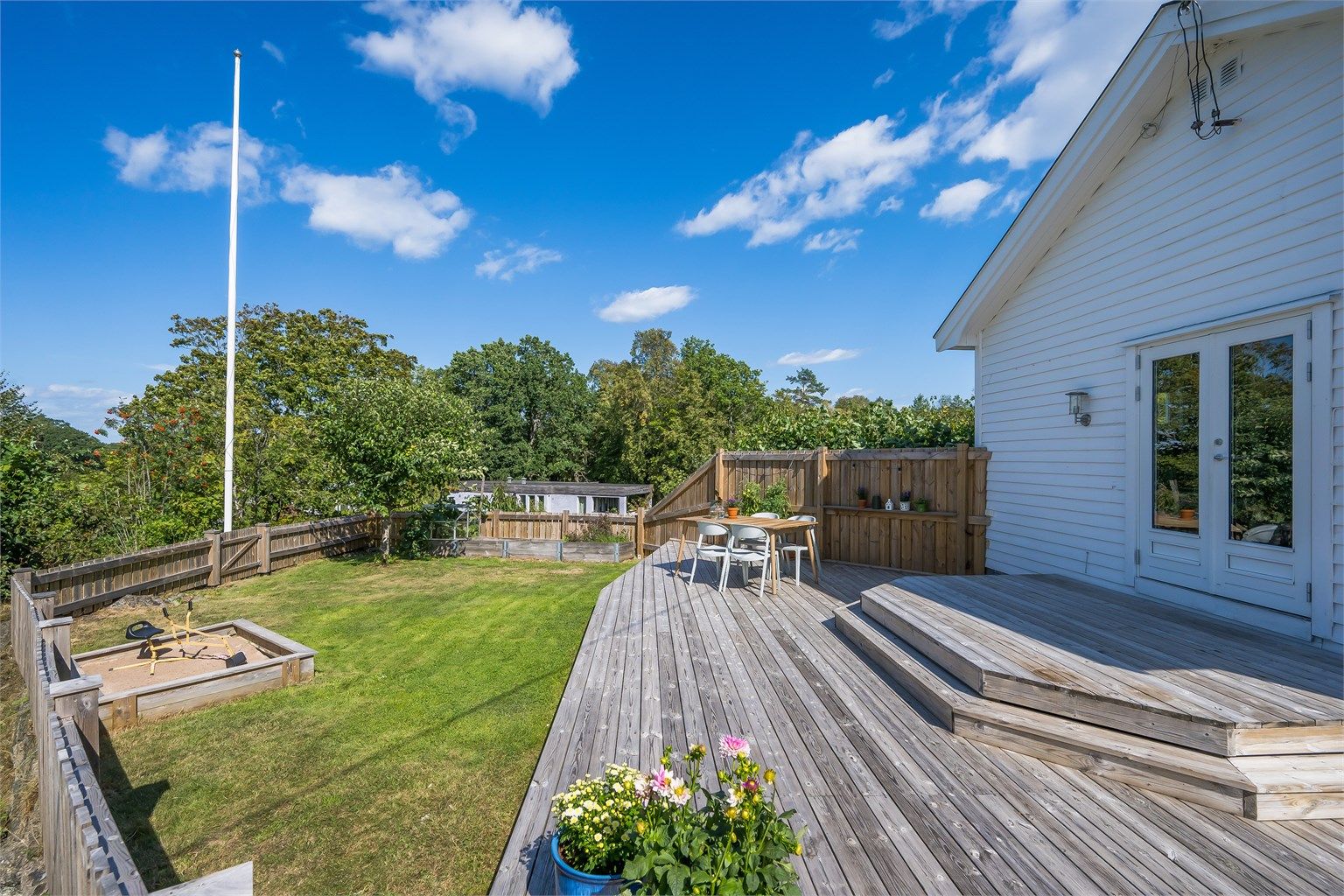 Romslig uteområde hvor man er skjermet fra omgivelsene