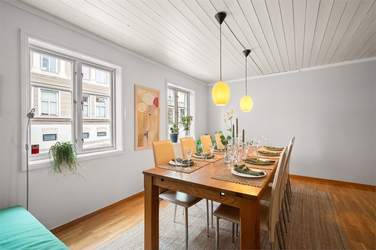 Dette er et rom som virkelig innbyr til lange middager og hyggelige sammenkomster i godt selskap. 