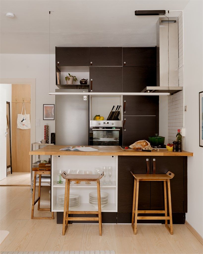  Den praktiske kjøkkenøyen gir ekstra benk- og oppbevaringsplass, men skaper også et fint skille mot stuen.