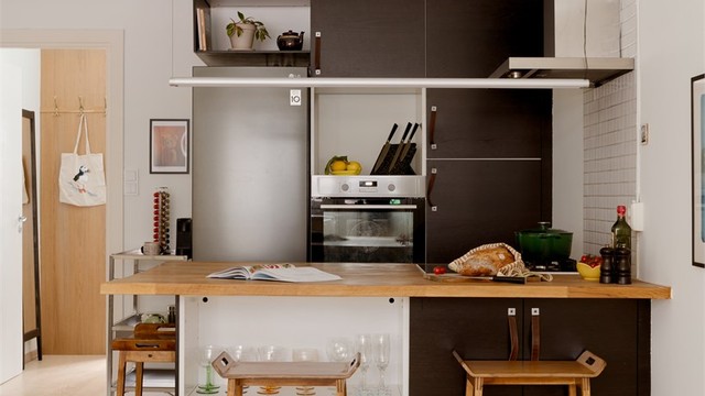 Den praktiske kjøkkenøyen gir ekstra benk- og oppbevaringsplass, men skaper også et fint skille mot stuen.