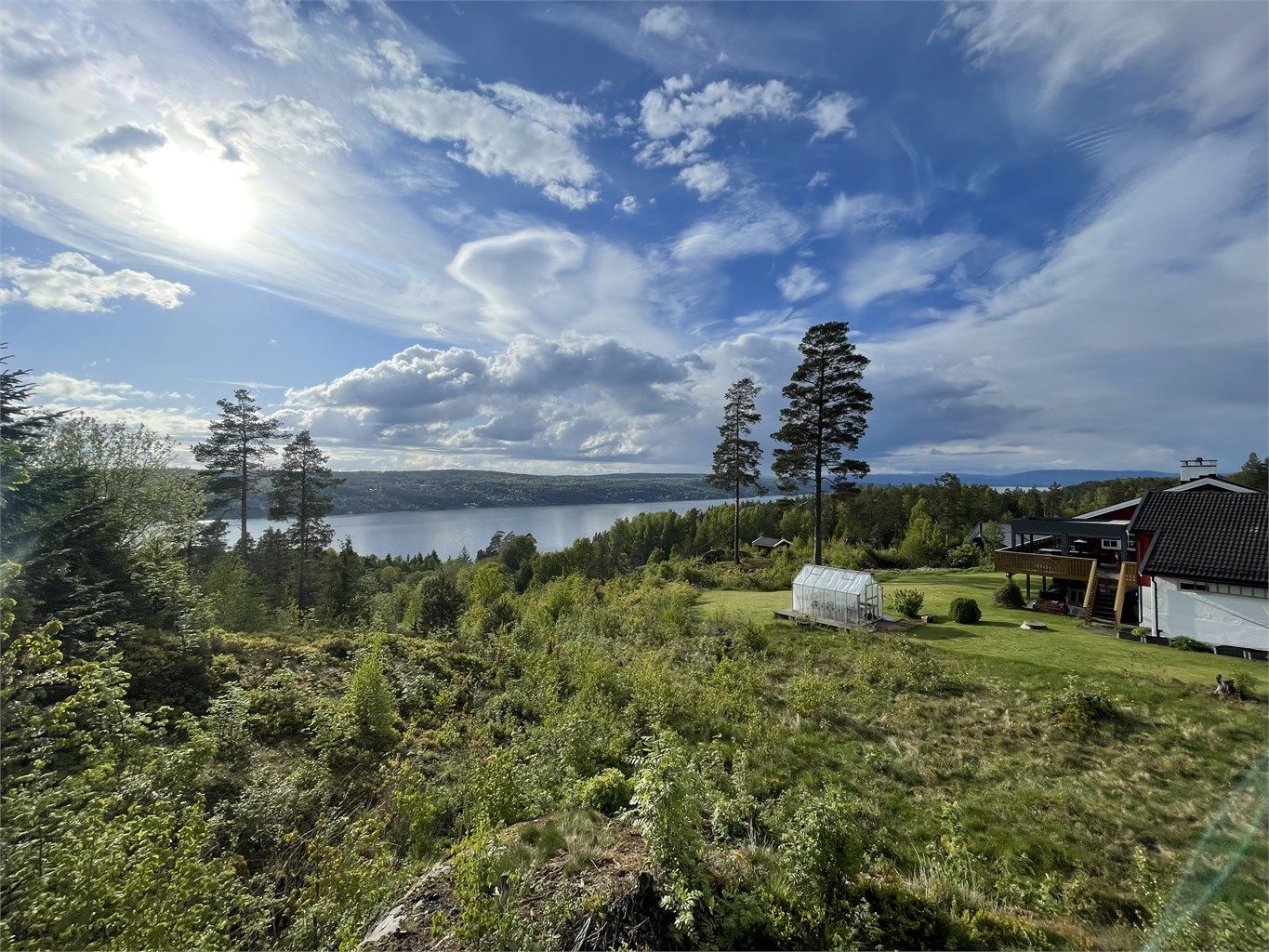 Bilde tatt fra "bakken" på tomten viser den unike utsikten panoramautsikten - utsikt mot bl.a. sjø, Nesodden, Oslo, m.m.