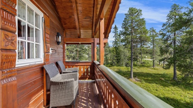 Overbygd balkong med utgang fra loftstue.