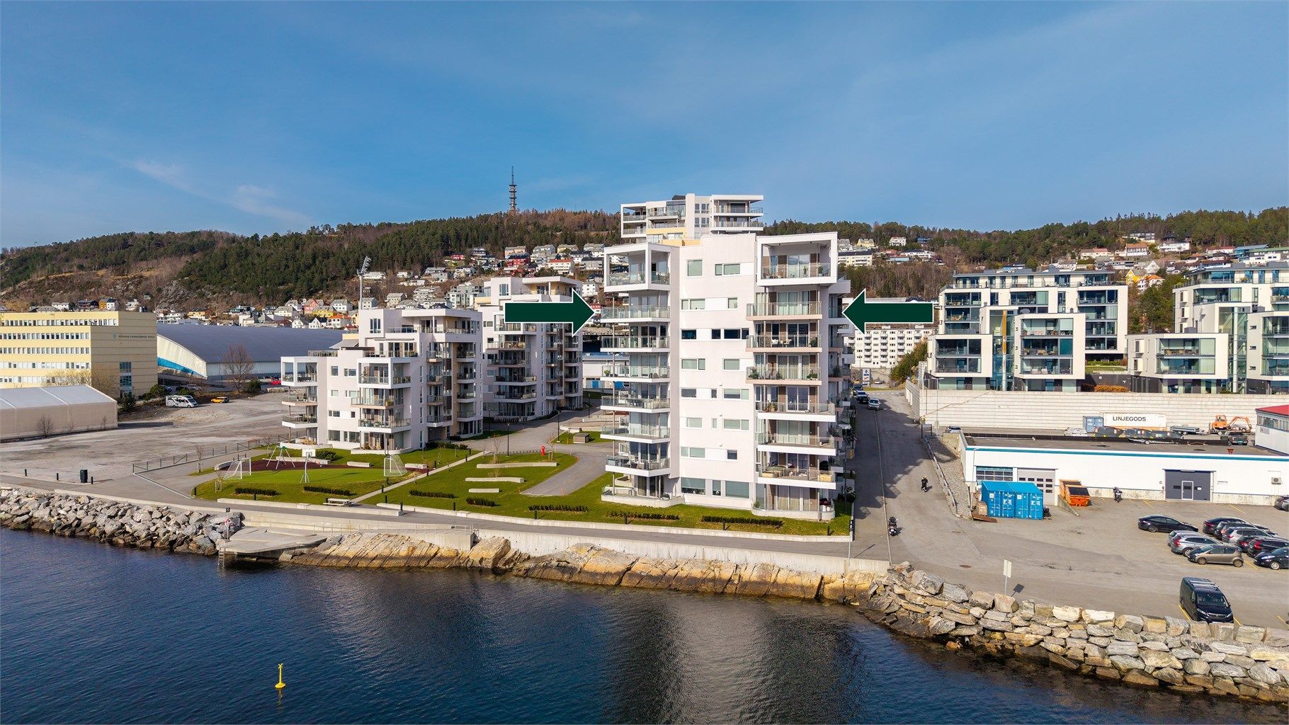 Dronebilde av sameiet sett fra sjøsiden