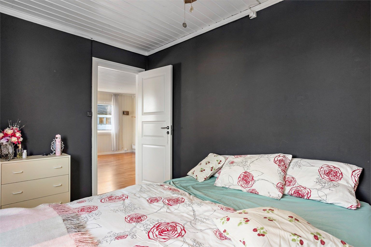 Hovedsoverommet har plass til dobbeltseng og en romslig skyvedørsgarderobe.