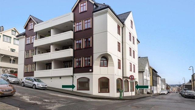 Krogsveen Sunnmøre v/Eiendomsmegler Christian Nogva Aarseth har gleden av å presentere et næringslokale beliggende i 1. etasje på hjørne av Øvre Strandgate / Statsraad Daaes gate på Aspøya