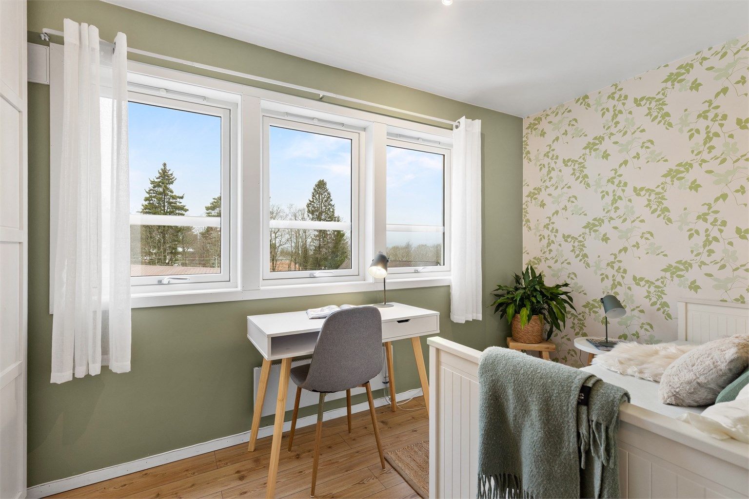 Også her er det store vinduer fra 2018 som slipper inn godt med lys.