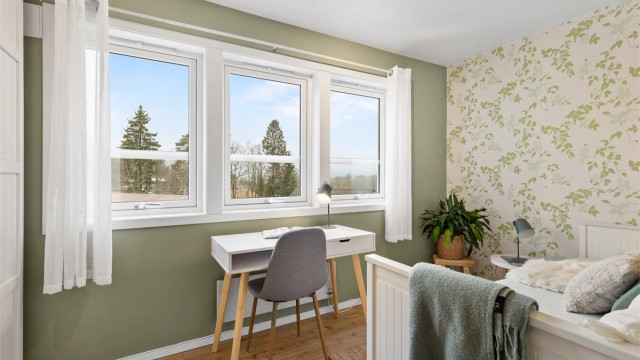 Også her er det store vinduer fra 2018 som slipper inn godt med lys.