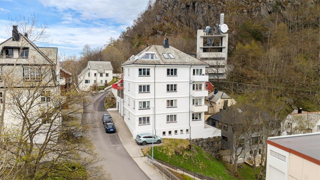 Eiendommen ligger i en rolig gate uten gjennomgangstrafikk. Sameiet disponerer 4 felles parkeringsplasser for beboerne.