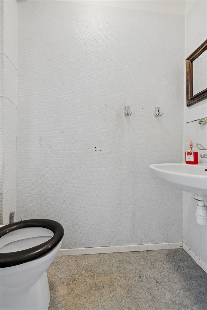 Toalettrommet er utstyrt med servant.