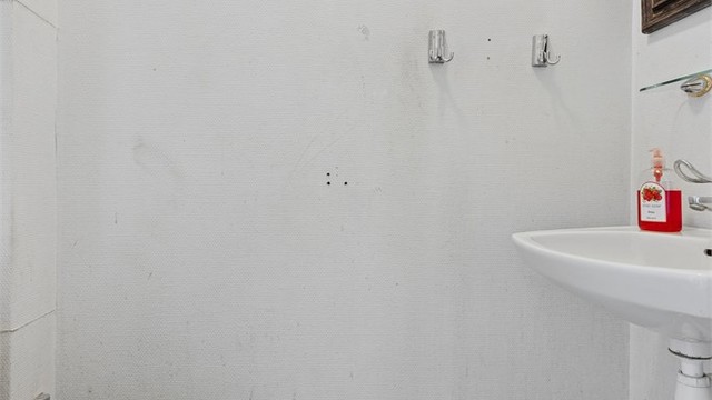 Toalettrommet er utstyrt med servant.