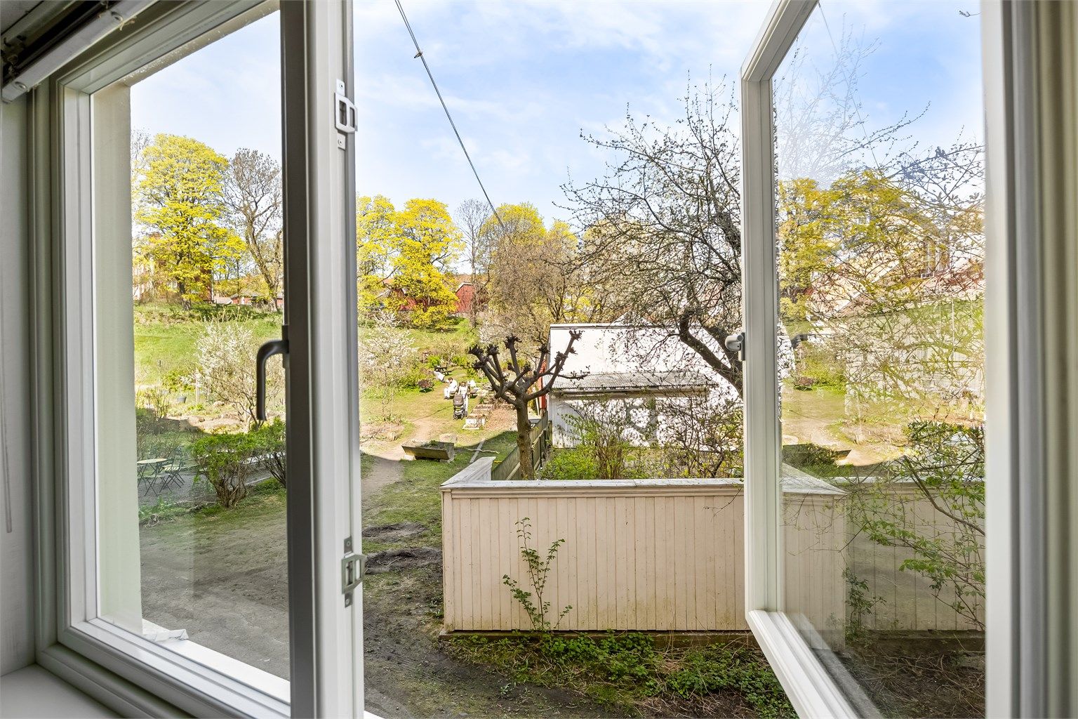 Store vindusflater med dype karmer som sikrer rikelig med naturlig lysinnslipp er en gjenganger i leiligheten - perfekt for planter og dekor.