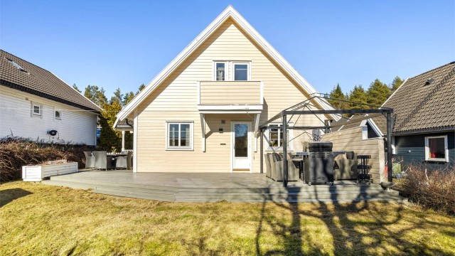 Skjermet hage med usjenert og solrikt uteområde.
Foto: Stine Jørgensen Prøitz