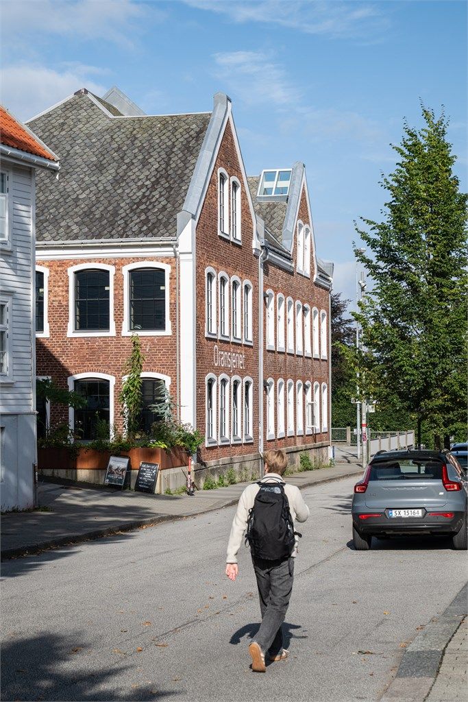 Oransjeriet er et av flere spisesteder som er like ved leiligheten. 