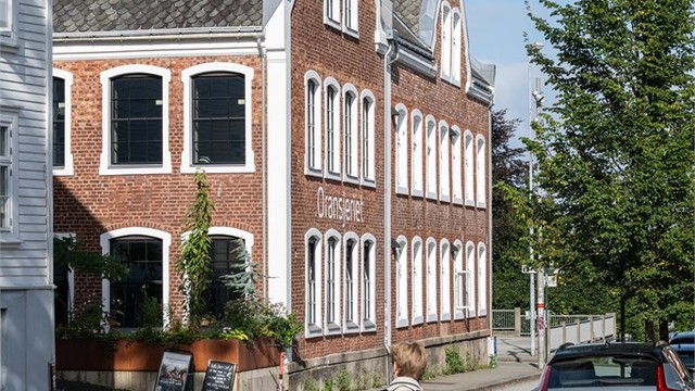 Oransjeriet er et av flere spisesteder som er like ved leiligheten.