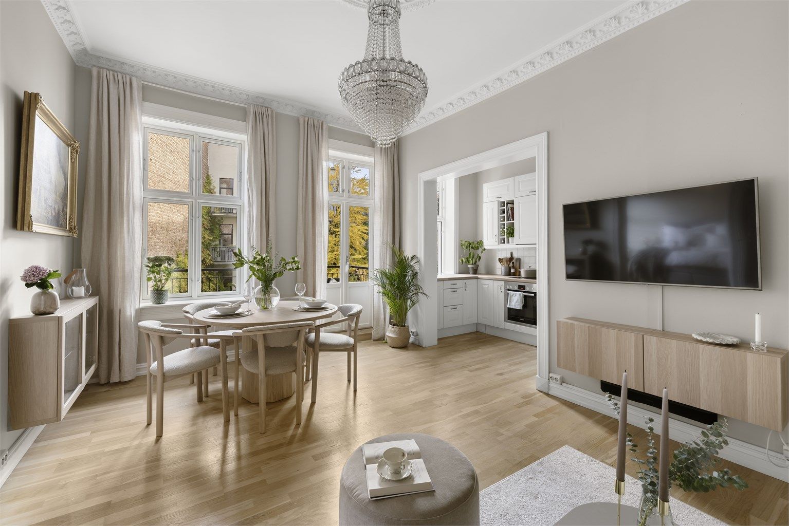 I stuen er det også en naturlig sone for spisegruppe.