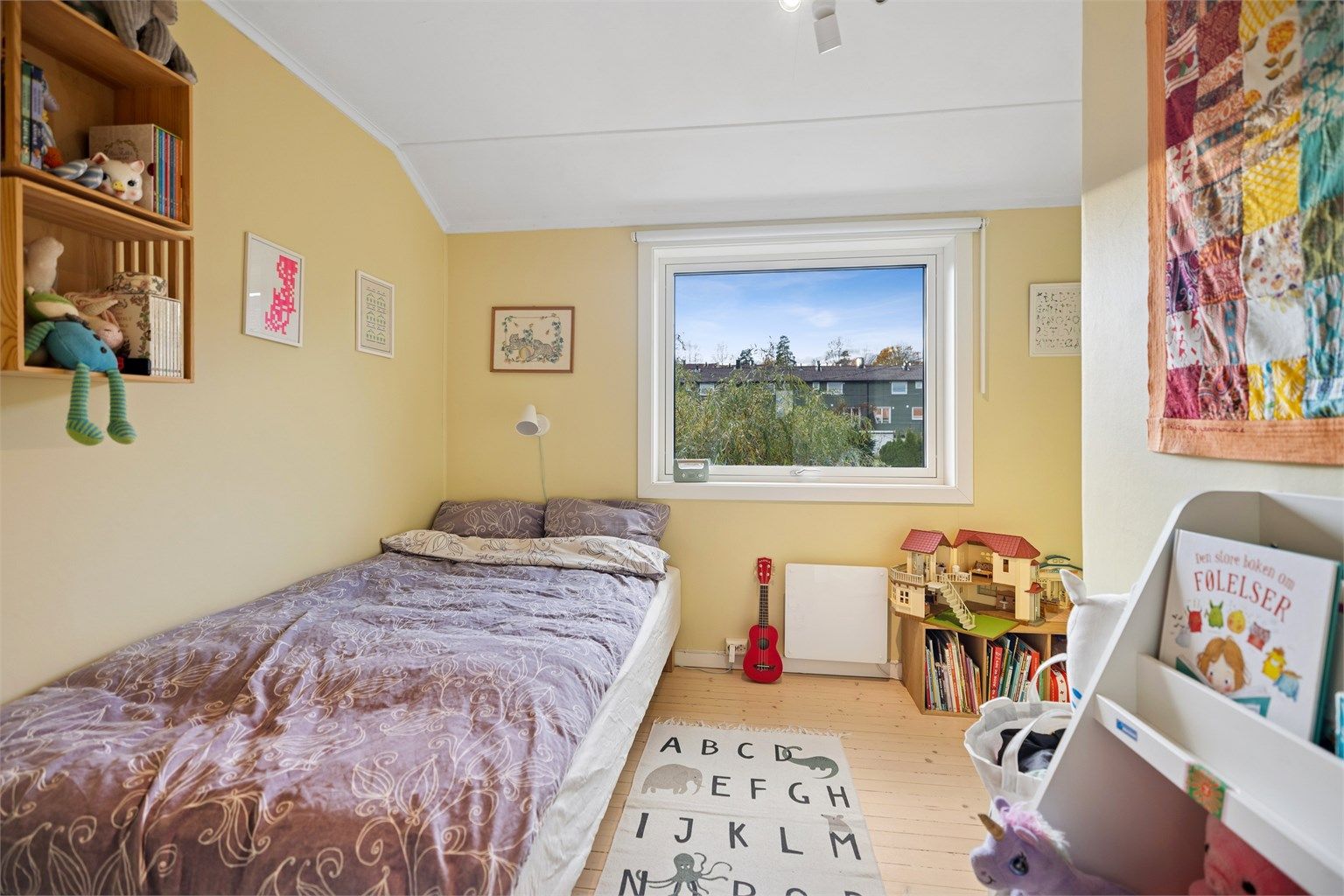 Soverom 3 - Rikelig med lysinnslipp og god gulvplass skaper rom for lek og moro.