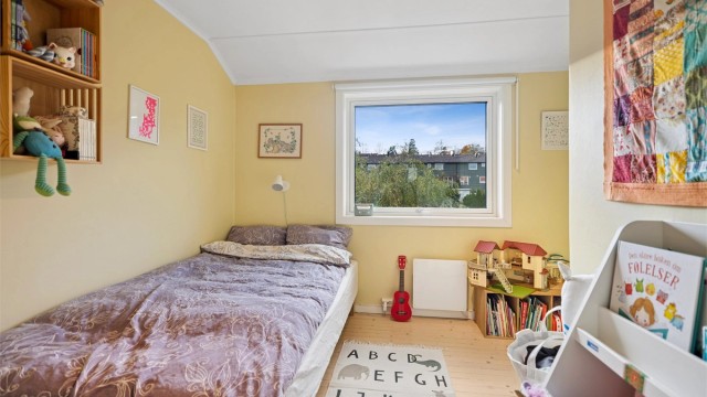Soverom 3 - Rikelig med lysinnslipp og god gulvplass skaper rom for lek og moro.