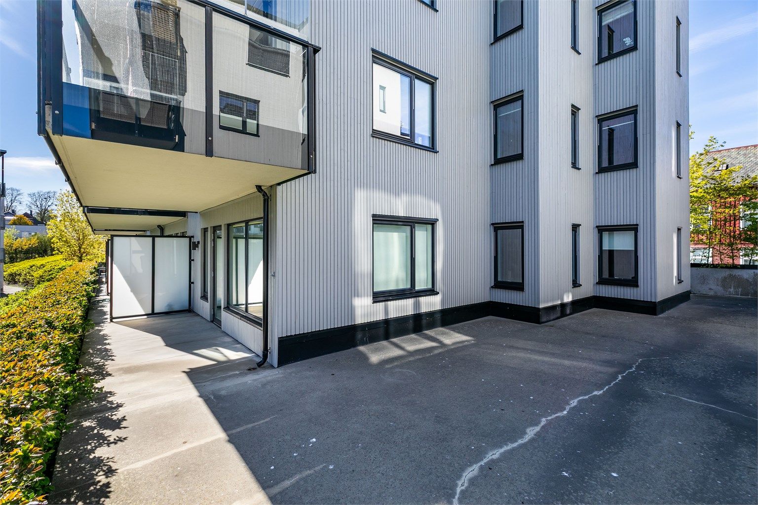 Terrassens overbyggede del er lun og et fint sted å sitte ute på lyse sommerkvelder. 