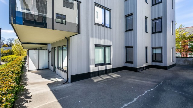 Terrassens overbyggede del er lun og et fint sted å sitte ute på lyse sommerkvelder.