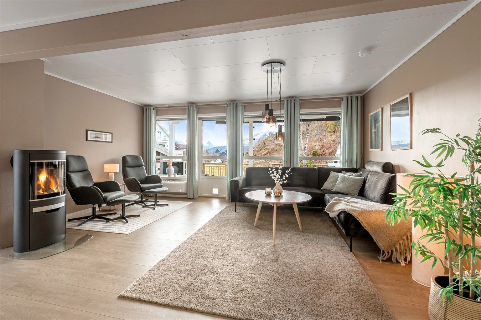 Stuen og kjøkkenet danner et allrom på 32 m² med enstavs laminatgulv og plass til flere soner.