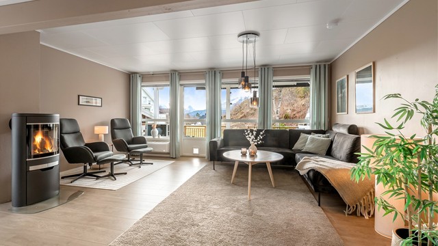 Stuen og kjøkkenet danner et allrom på 32 m² med enstavs laminatgulv og plass til flere soner.