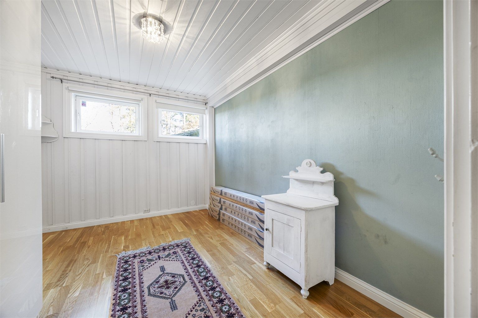 Innredet rom i underetasjen, egnet for lagring eller hobbyaktiviteter.