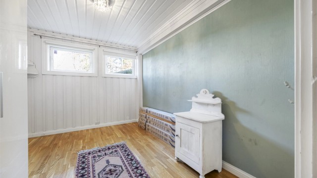 Innredet rom i underetasjen, egnet for lagring eller hobbyaktiviteter.