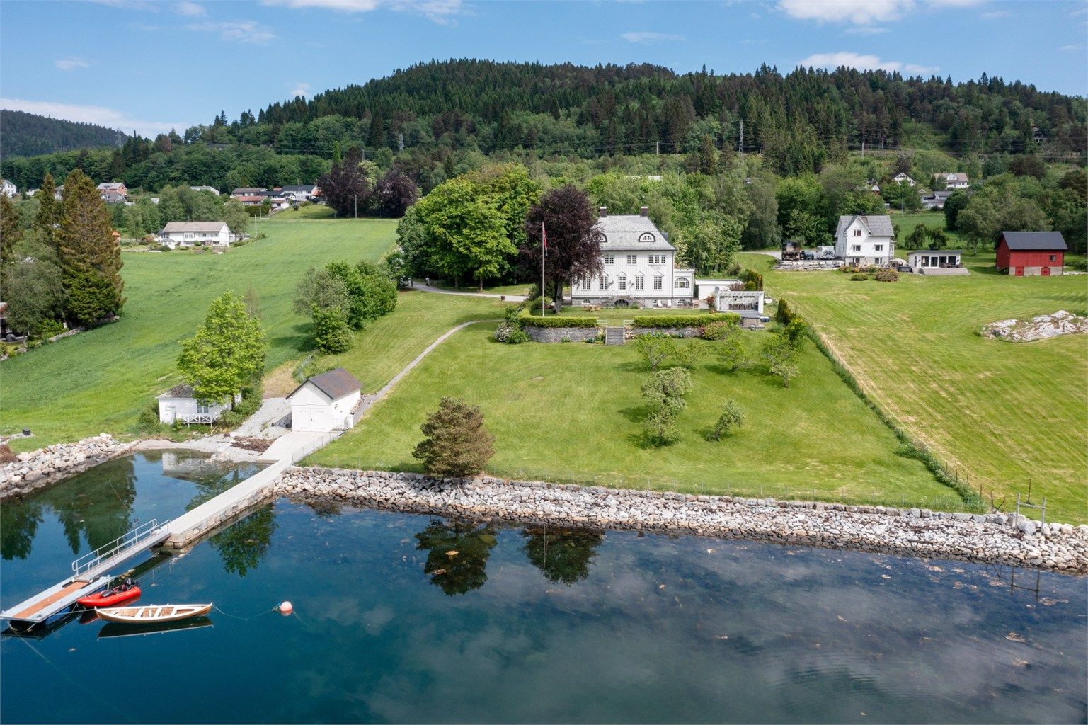 En herskapelig villaeiendom med en parkmessig opparbeidet tomt på ca. 9,4 mål og egen strandlinje