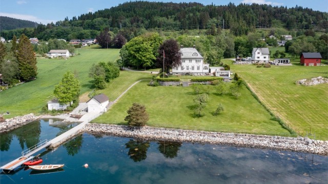 En herskapelig villaeiendom med en parkmessig opparbeidet tomt på ca. 9,4 mål og egen strandlinje