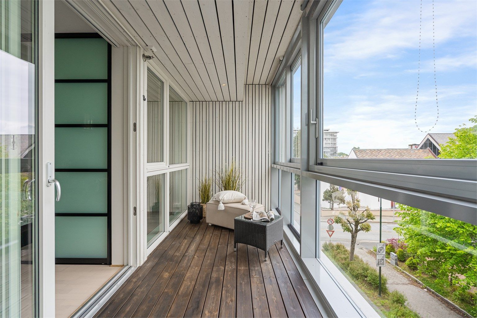 Moderne og fint design, innglasset balkong mot sør, i tillegg er det felles takterrasse til sameiet.