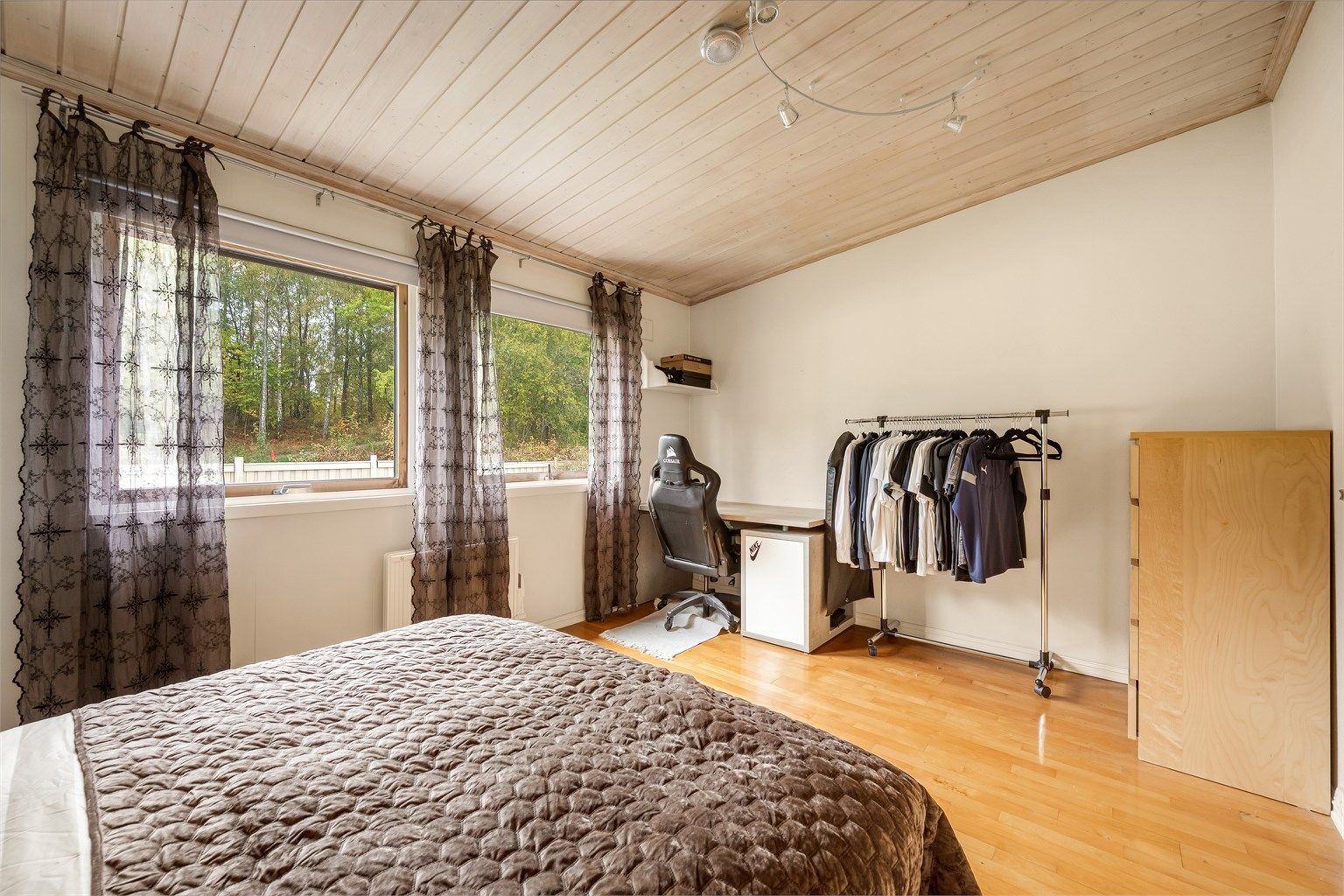 God plass til både dobbeltseng, skrivepult og oppbevaringsmøbler.