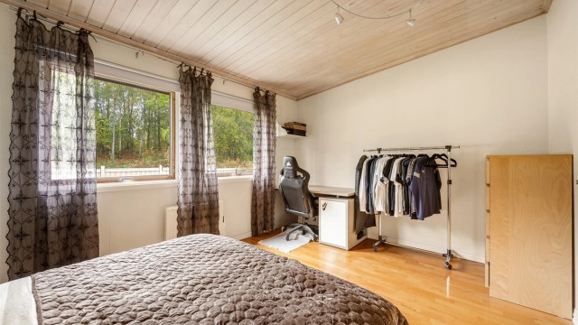 God plass til både dobbeltseng, skrivepult og oppbevaringsmøbler.