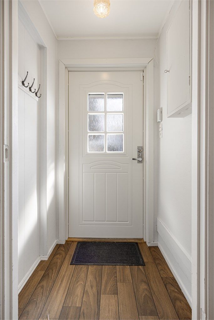 Vindfanget ønsker velkommen med en profilert entrédør med glassfelt, ny i 2014.