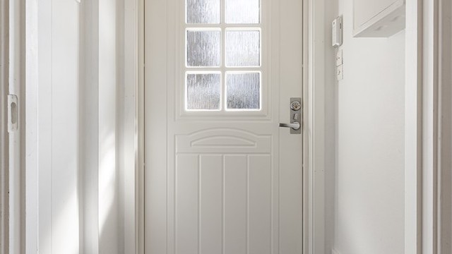 Vindfanget ønsker velkommen med en profilert entrédør med glassfelt, ny i 2014.